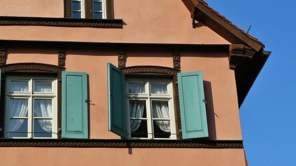 Volets battants : le charme à l&rsquo;ancienne pour sublimer vos maisons