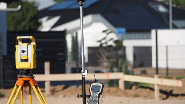 Télémètre laser : l&rsquo;outil indispensable pour des mesures professionnelles précises